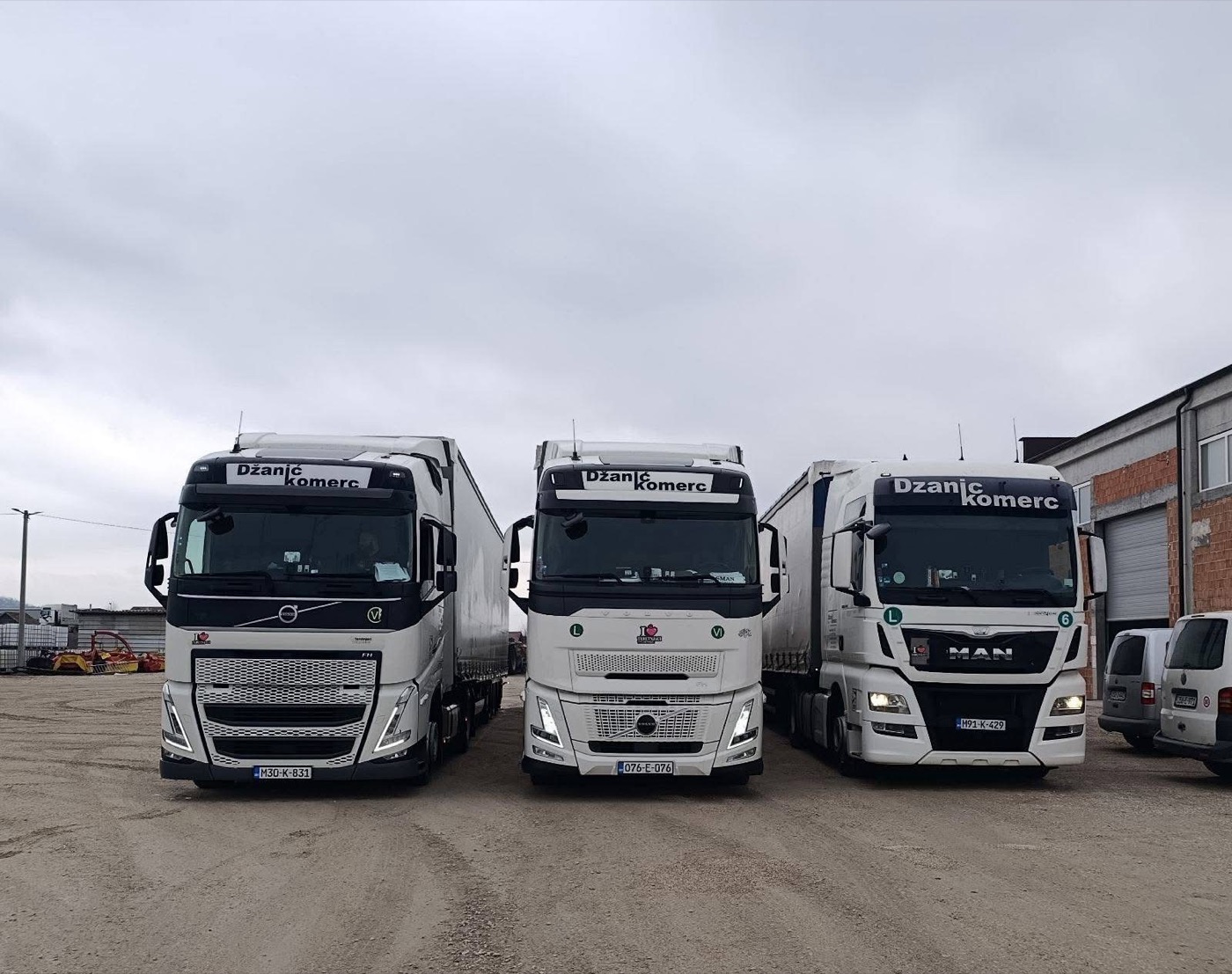 Volvo i MAN kamioni Dzanic Komerc parkirani u bazi