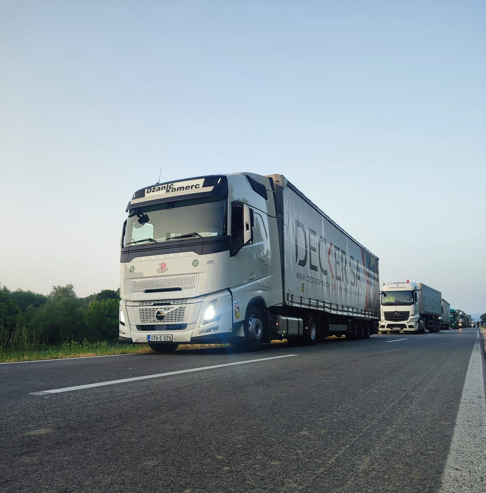 Volvo FH Dzanic Komerc s ceradom na međunarodnoj ruti, u koloni kamiona